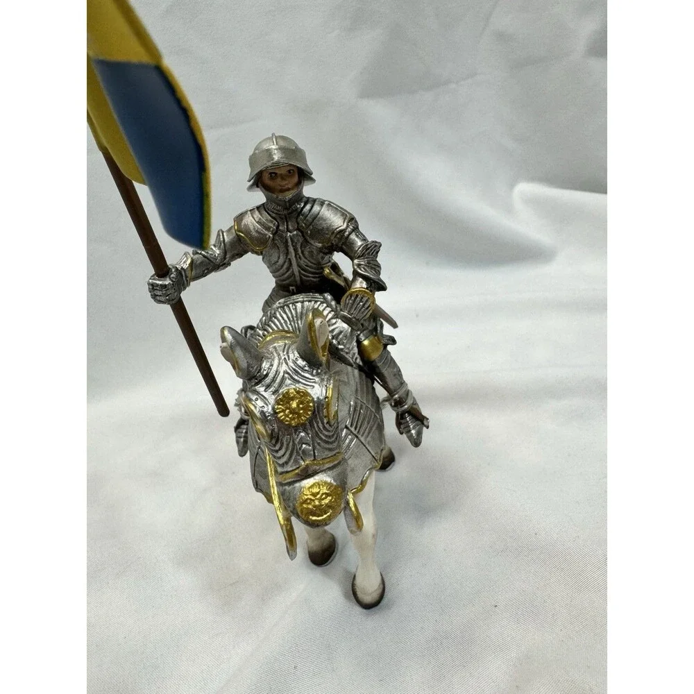 Schleich Knight Flag Bearer On White Horse With Sword 70008 Blue Yellow Flag